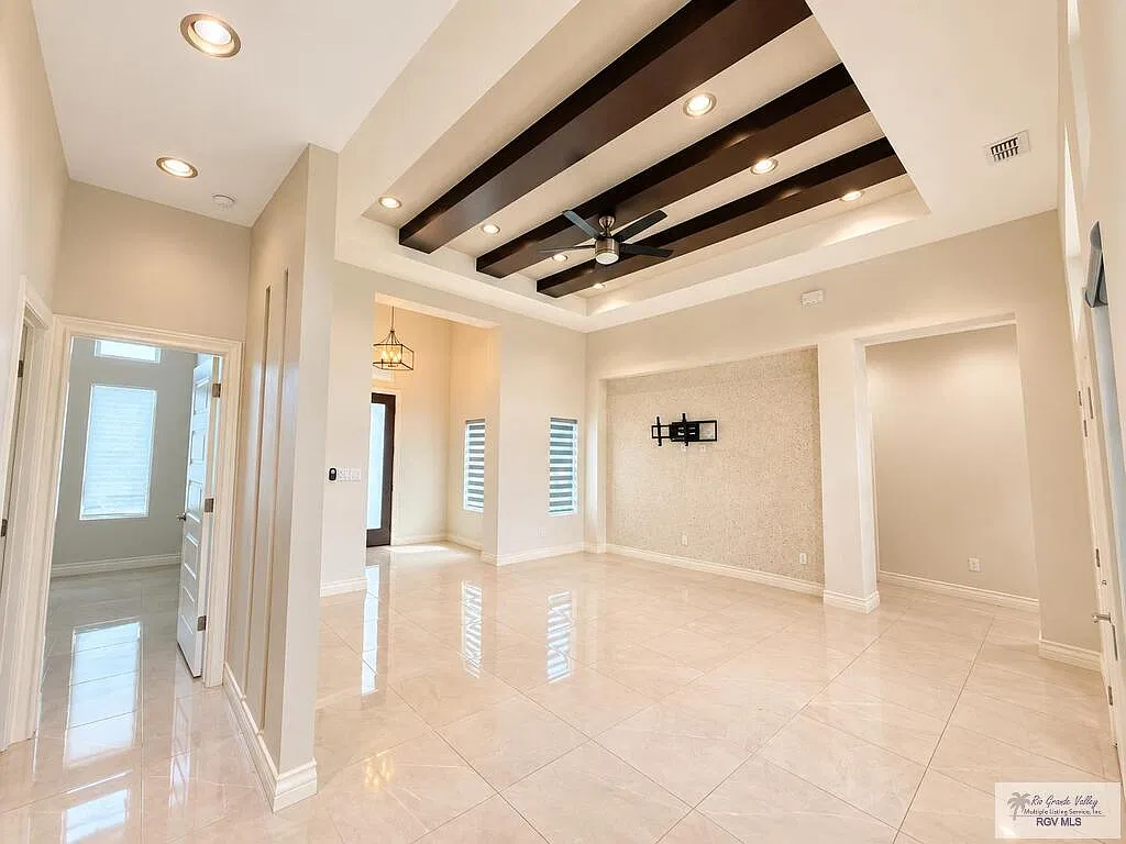 3 bed, 3.0 bath, 2131 sqft, $2,900 — Photo 3