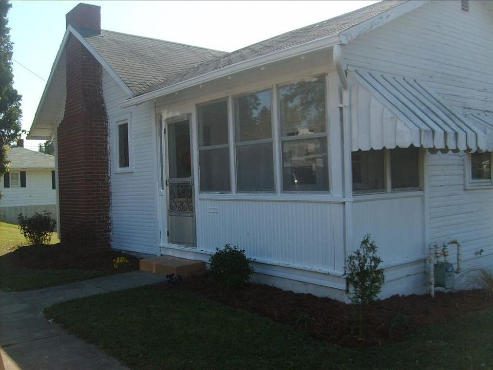 1st image of 218 E 9th St