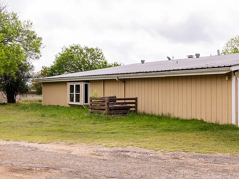 123 FM 480 — Photo 29