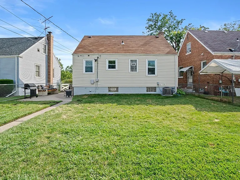 3747 Henry Ave — Photo 17