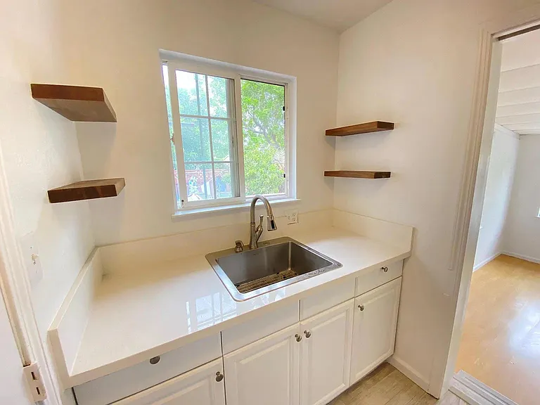 638 N Bayview Ave — Photo 6