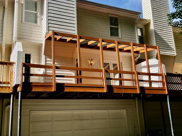 10 Huntington Place Dr, Sandy Springs, GA 30350