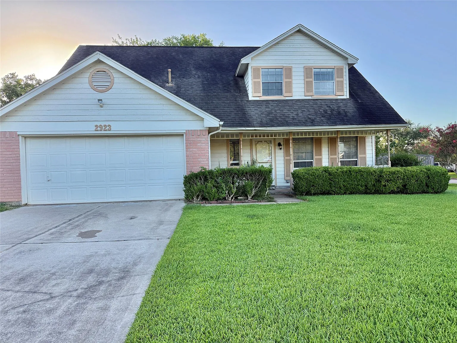 4 bed, 2.5 bath, 2433 sqft, $2,350 — Photo 2