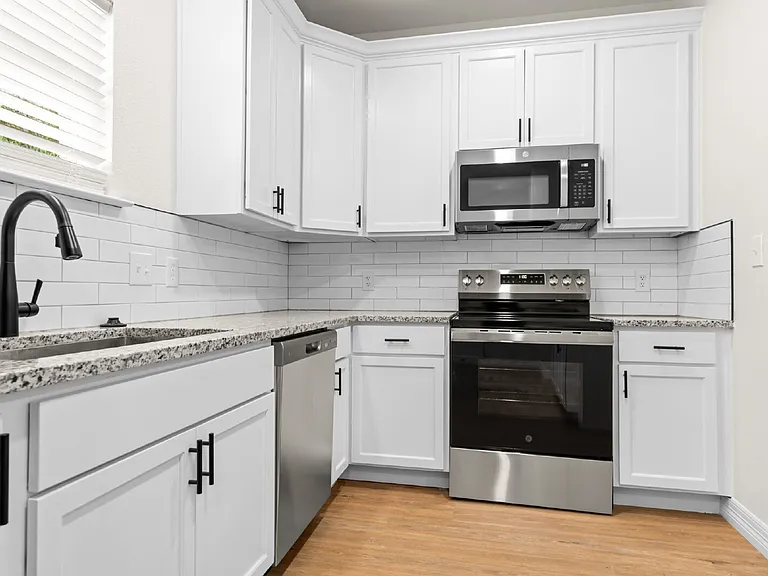 209 S 18th St #A — Photo 5