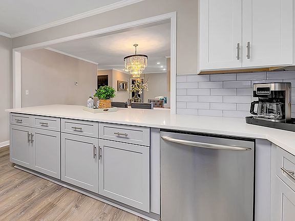 4th image of 5111 Medford Ln