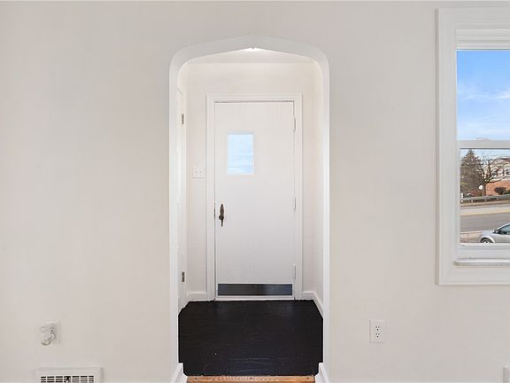 5th image of 1761 Bower Hill Rd