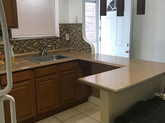 5th image of 2432 Wallace Ave