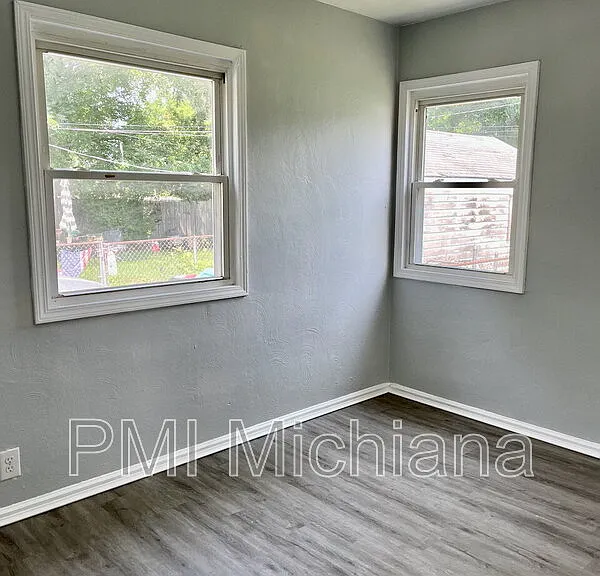 230 N Albert Ave — Photo 9