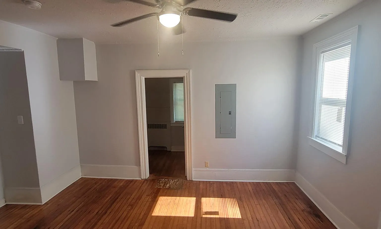 503 E Walnut St — Photo 4