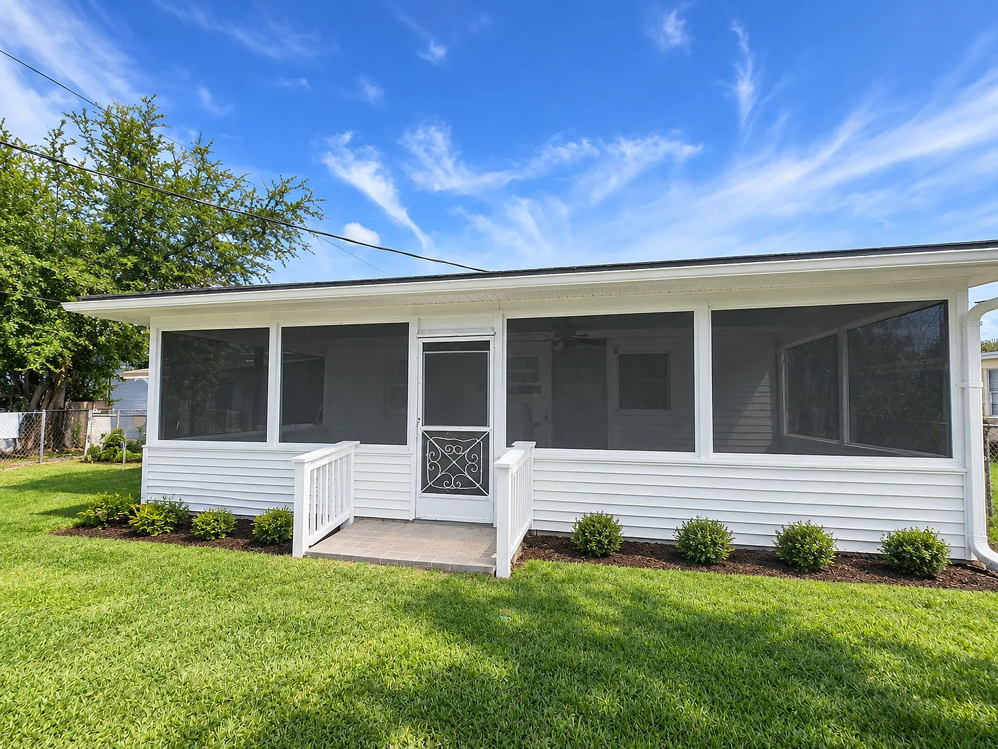 4 bed, 1100 sqft, $1,999 — Photo 2