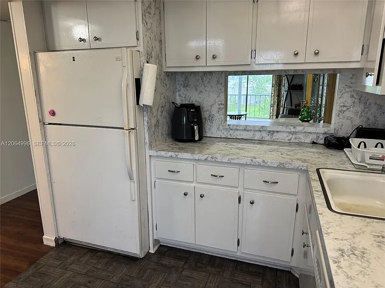 950 Hillcrest Dr #411 — Photo 4