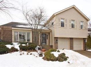 280 E Fox Hill Dr, Buffalo Grove, IL 60089