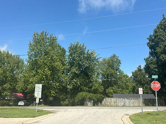 5th image of 3310 Red Feather Rd