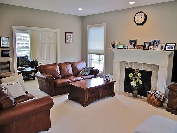 3rd image of 17 Amber Hill Dr