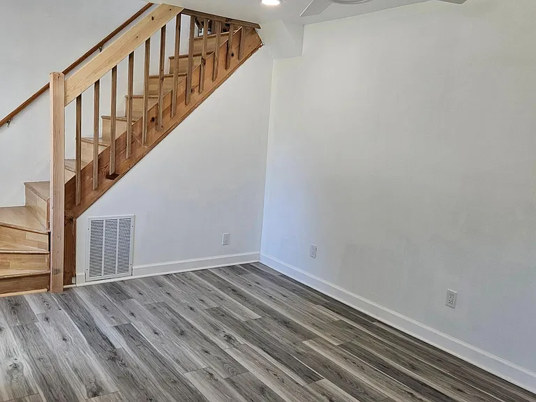 1635 Giddings Rd — Photo 6