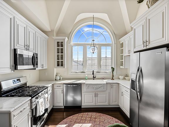 4th image of 309 E 17th St
