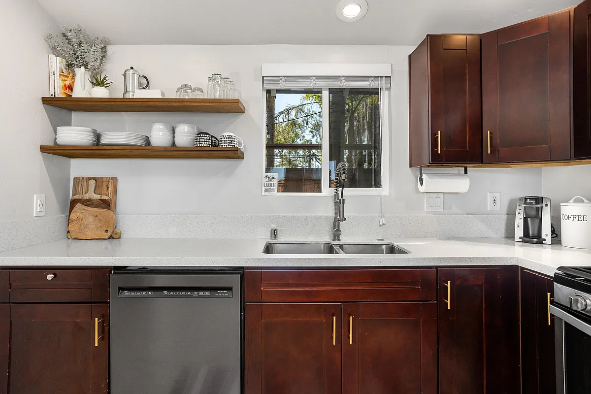 Building Photo - Los Cerritos Ln