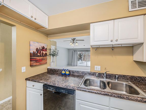 5th image of 727 Garland Cir APT B