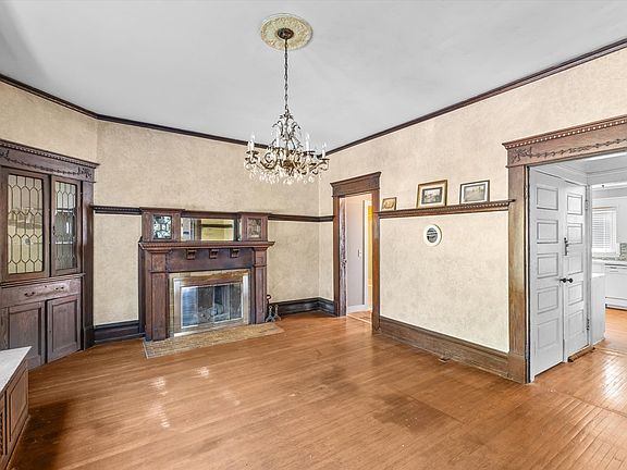 9th image of 315 E Main St