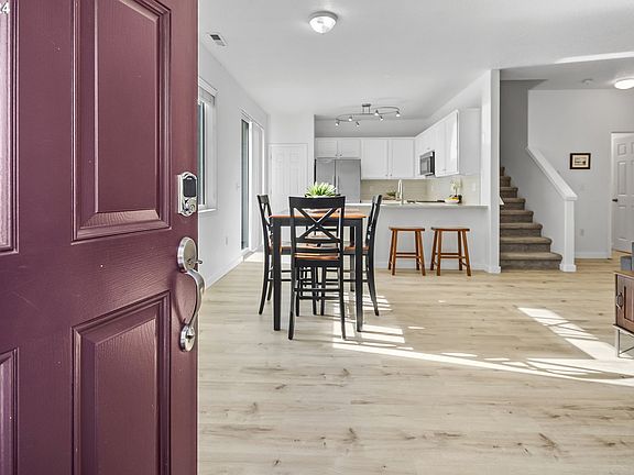 5th image of 684 NW Ledum Ln