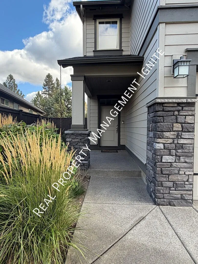Beautifully Maintained Home with Community Amenities — Photo 2