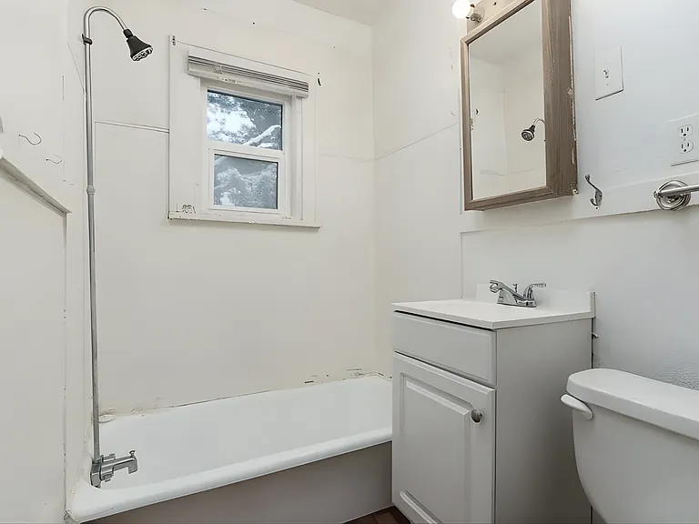 723 W Lewis St — Photo 6