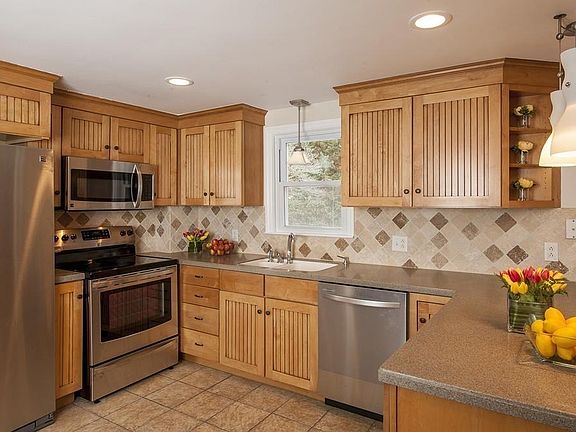 3rd image of 16 Saint Dennis Dr