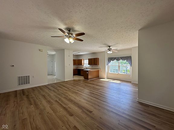 3rd image of 98 Autumn Glen Dr