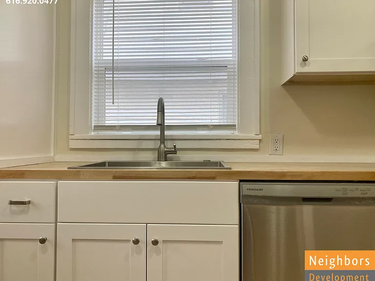 1139 Walker Ave NW — Photo 13