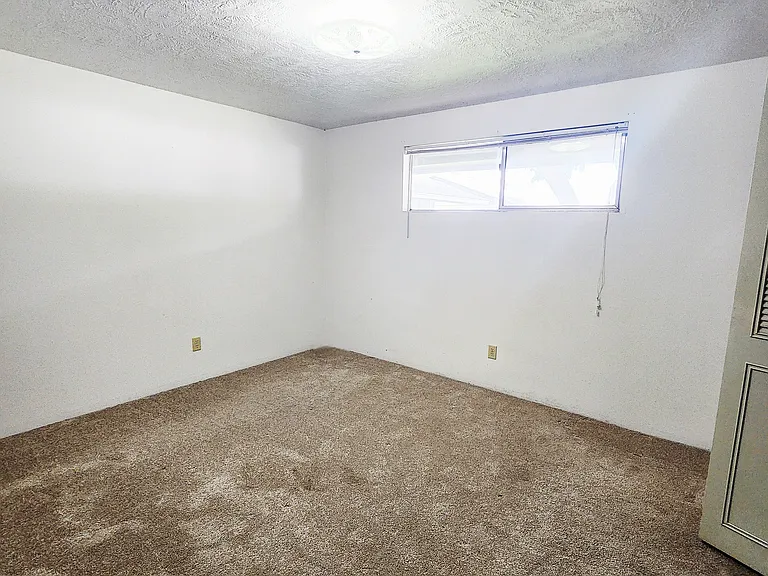 524 W Oak St — Photo 7