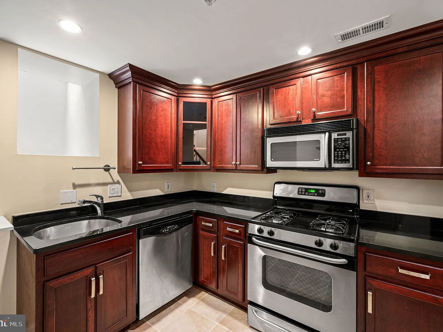 1 bed, 685 sqft, $1,700 — Photo 4