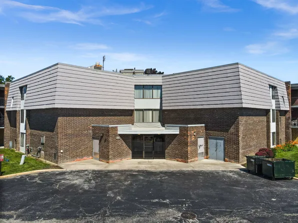 924 S Lake Ct APT 105, Westmont, IL 60559