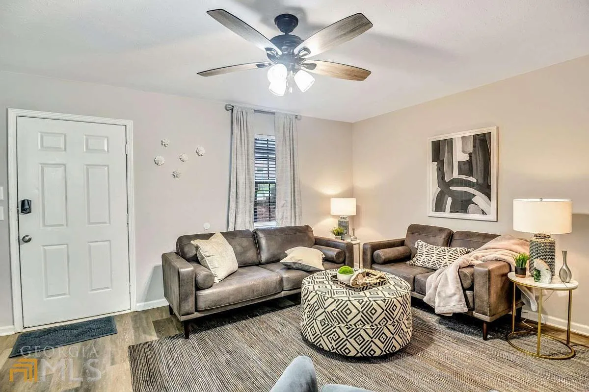 2 bed, 1.5 bath, 100 sqft, $3,100 — Photo 2