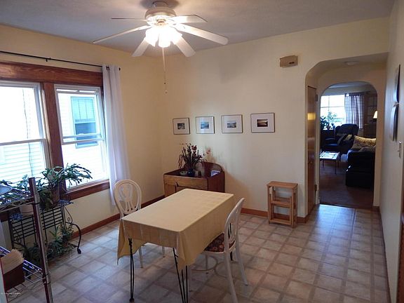 Kitchen - eat-in area