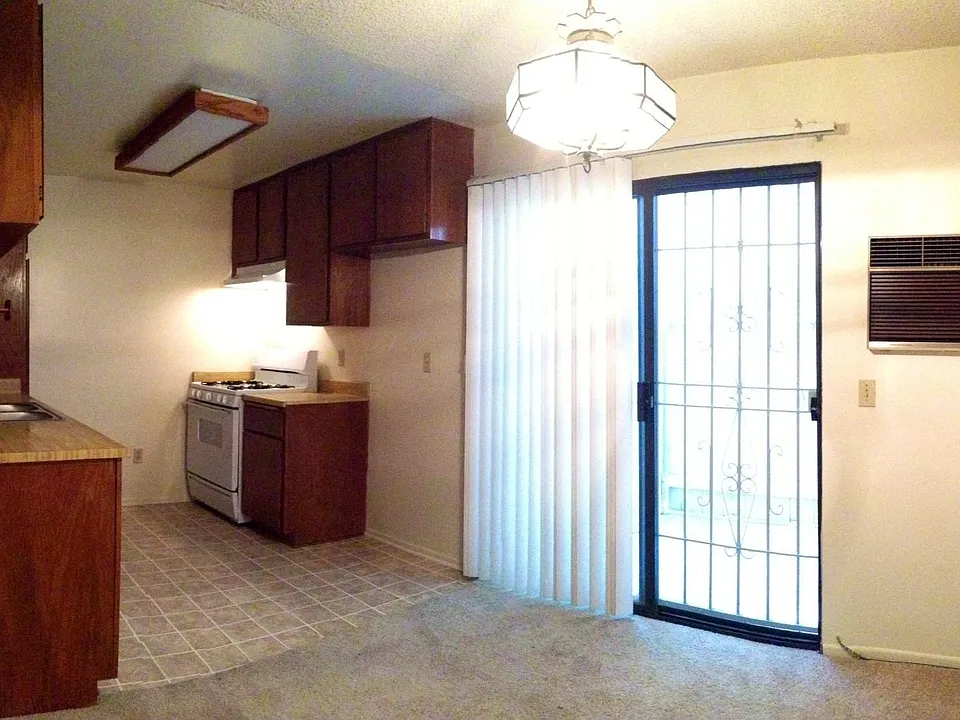 Kitchen w/ outdoor patio