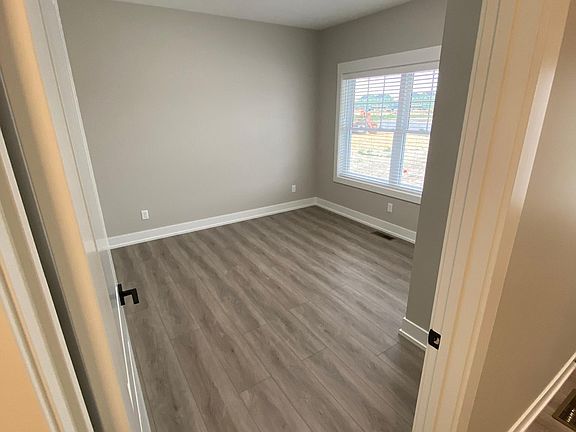 3rd image of 3172 Elmwood Centre Dr