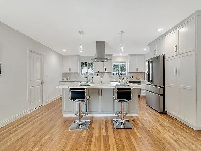 661 W Remington Dr — Photo 2