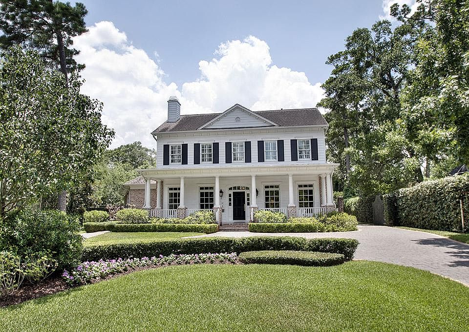 Stunning Rohe & Wright construction in Hunters Creek! This thoughtfully designed & beautifully appoi