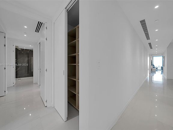 2nd image of 300 Biscayne Boulevard Way #2804