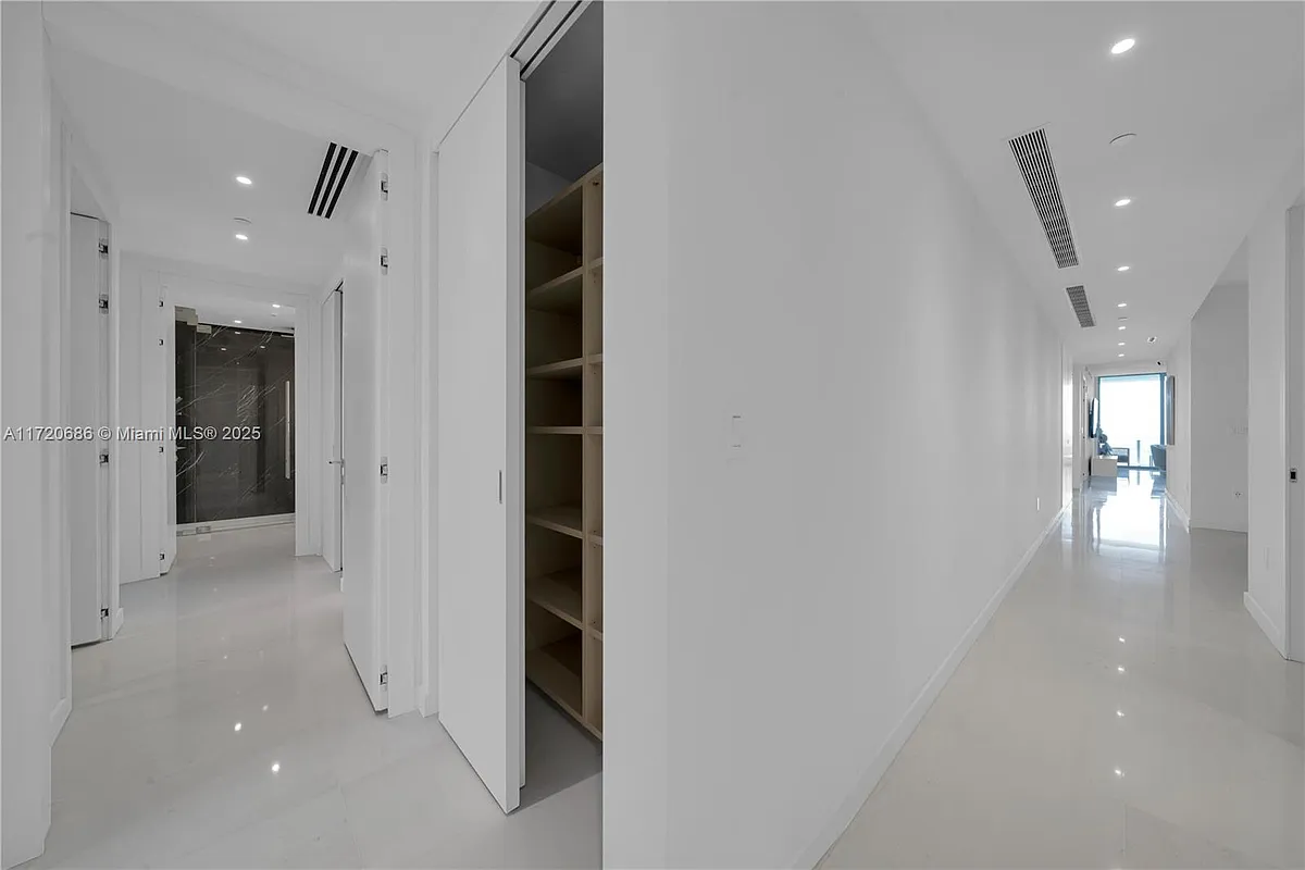 Building Photo - 300 Biscayne Boulevard Way #2804