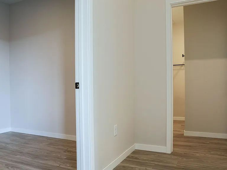 B7 Flats — Photo 122