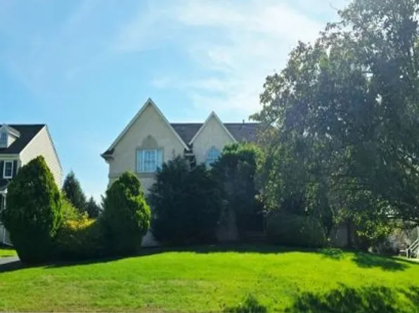 2065 Quail Ct, Bethlehem, PA 18015