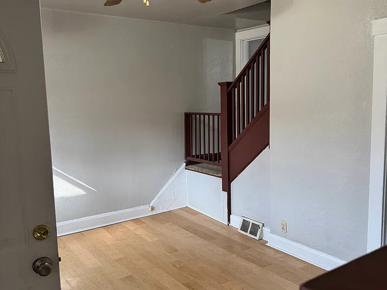 828 Vankirk St — Photo 2