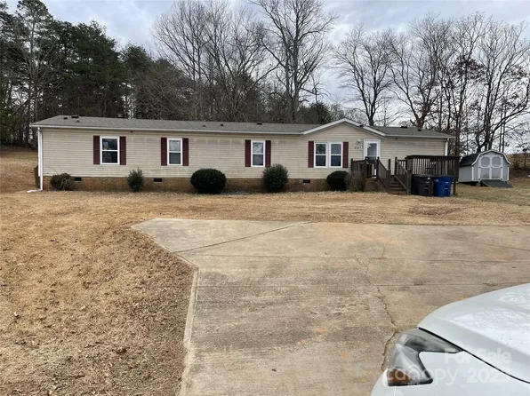 372 Forest Hollow Dr, Statesville, NC 28677