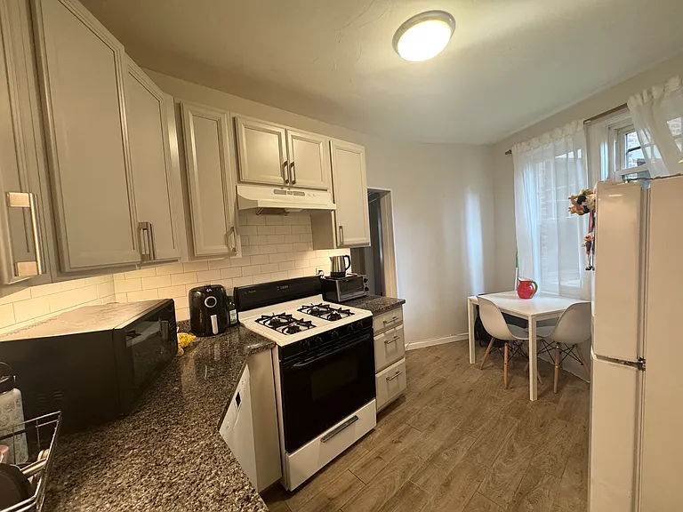 130 Sutherland Rd #4 — Photo 3