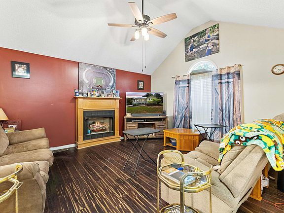 5th image of 390 Oakhalla Rd