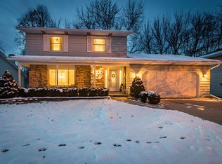 4550 Apple Valley Dr, Bettendorf, IA