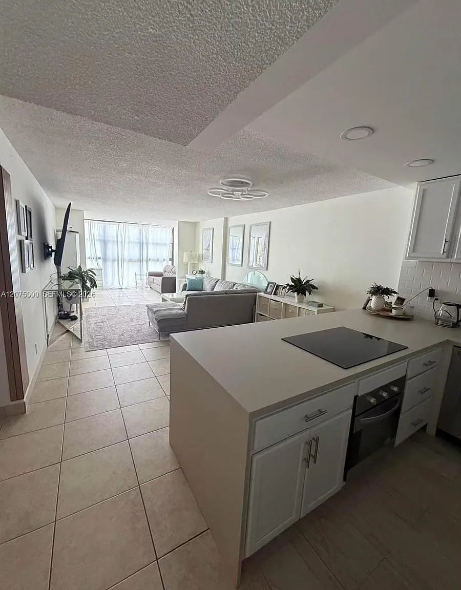 1 bed, 915 sqft, $2,100 — Photo 4