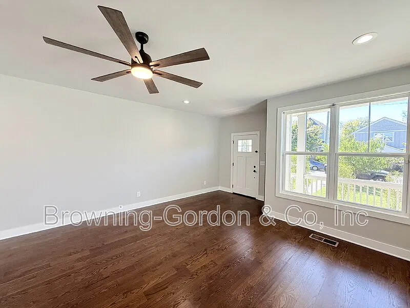 3 bed, 2.5 bath, 2500 sqft, $3,500 — Photo 3