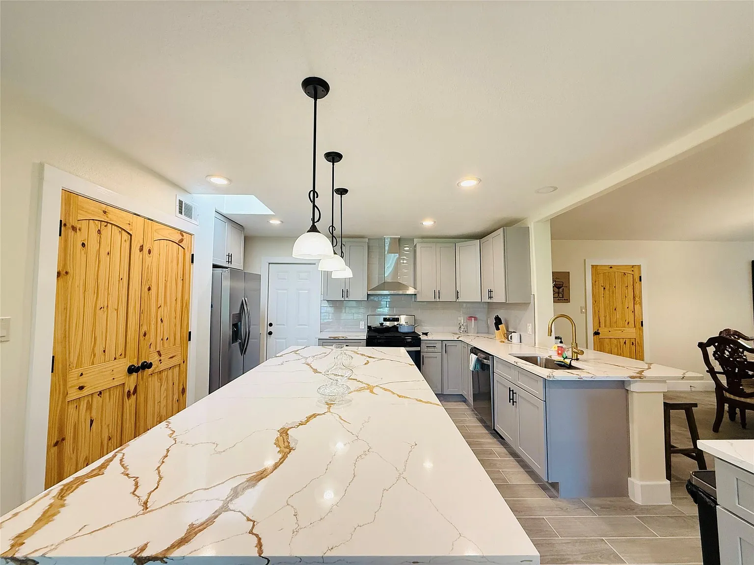 5 bed, 3.5 bath, 2065 sqft, $4,800 — Photo 3